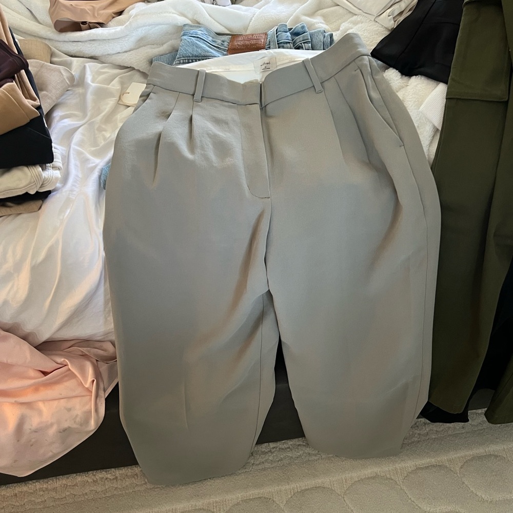 Aritzia Effortless Short Pant